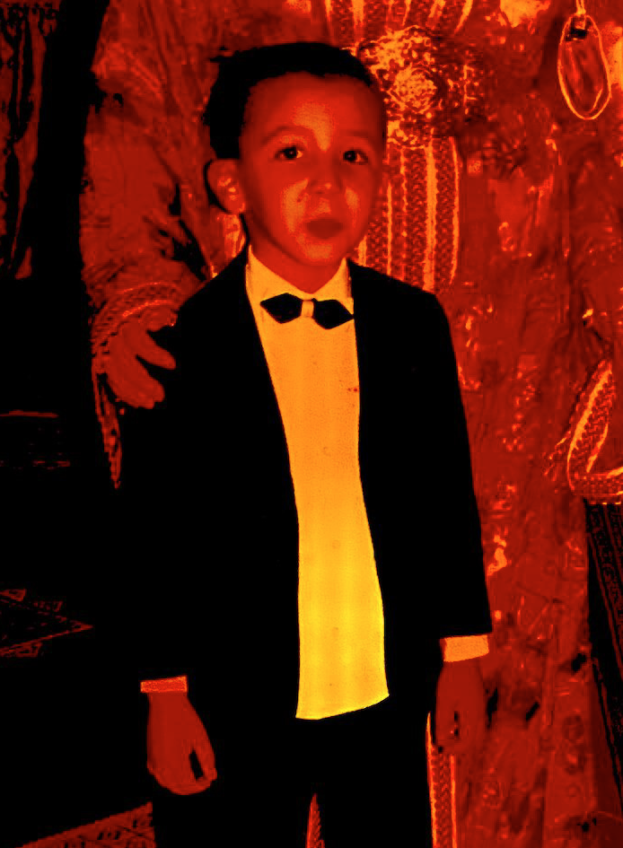 Otmane El Hardoum a L'age de 6 ans en costume 