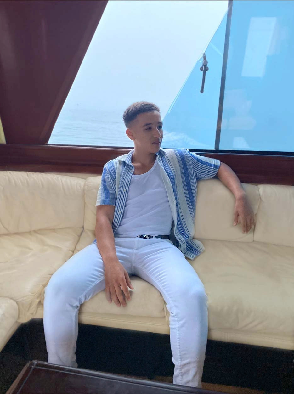 Otmane El Hardoum dans sont yacht a profité de sont bateau
